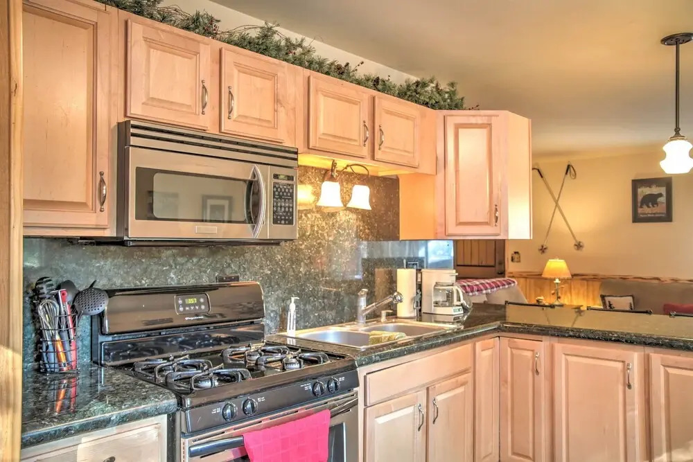 Serene Cabin w/ Hot Tub < 1 Mi to Bear Mountain!