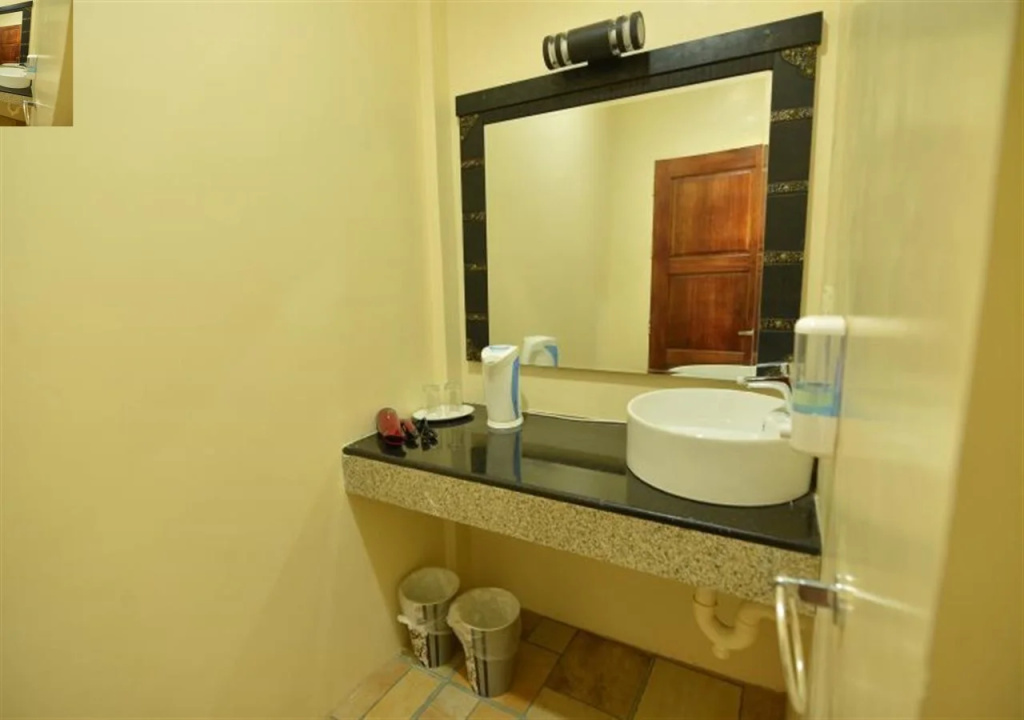 Roz And Angelique's Inn & Suites