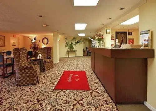 Econo Lodge Inn & Suites Groton