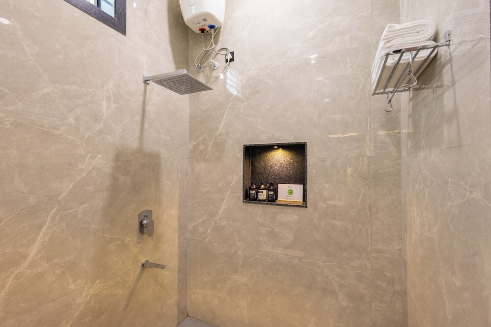 ELIVAAS Lakemount | 2 BHK with Pvt Pool at Fatehsagar Lake
