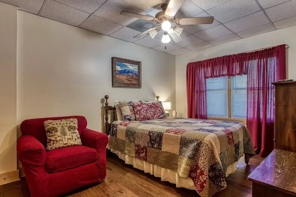ER222 - Al's Nest - Great Location - Close To Town! 2 Bedroom Cabin by RedAwning