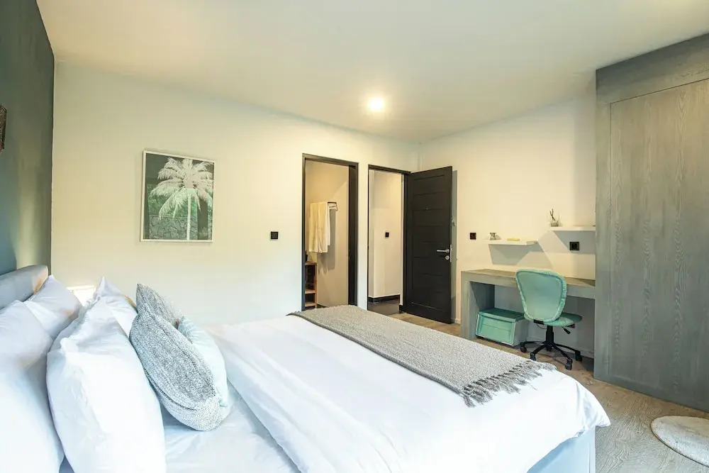 Elegant 6BR Clifftop Villa Near Bingin