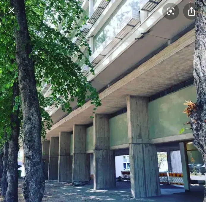 Bright studio with great location. Huge glazed balcony.