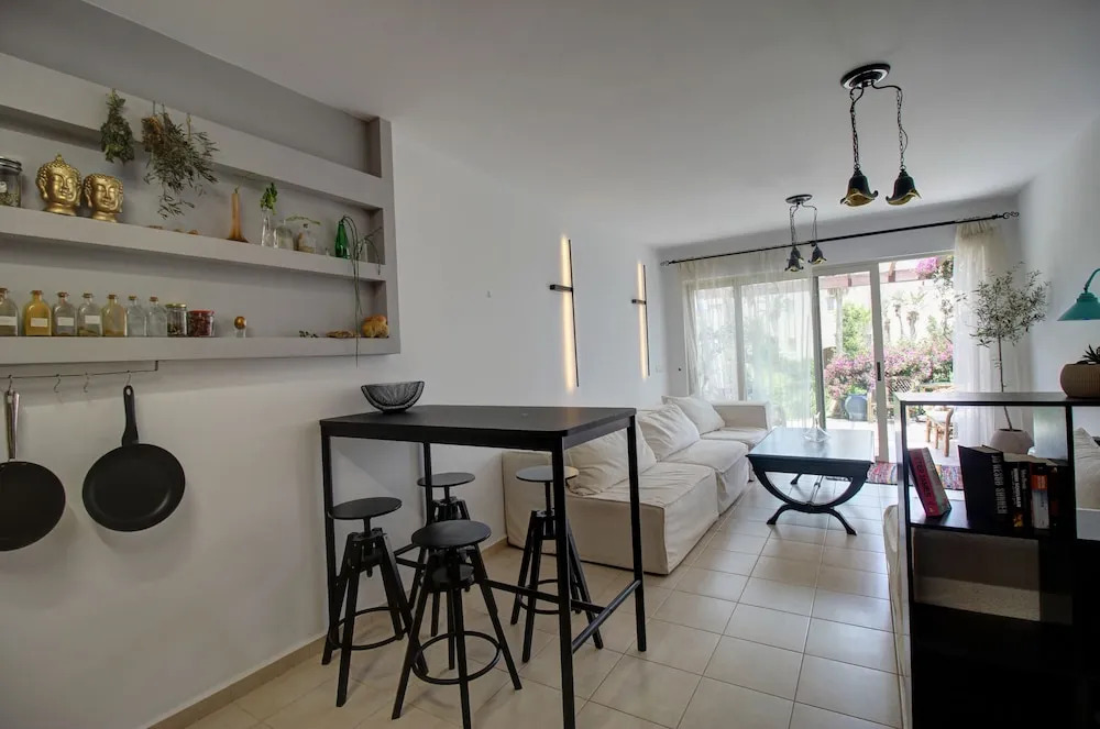 1 Bedroom Apartment on Beach Elias Upper