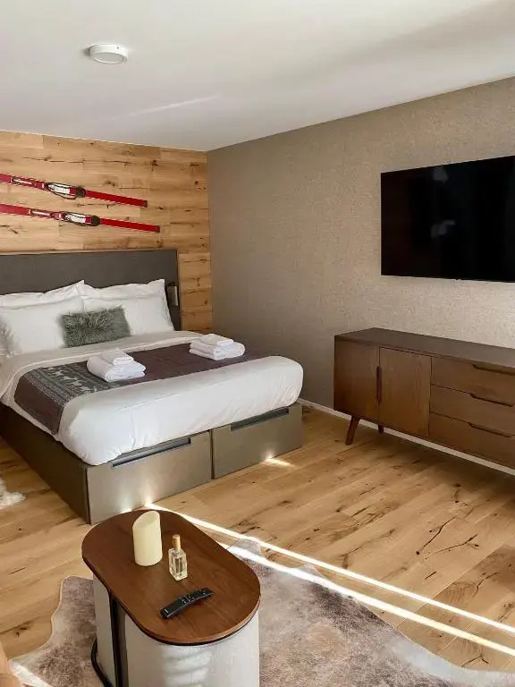 Wunderstay Alpine 303 New Studio with Lake & Mountain View