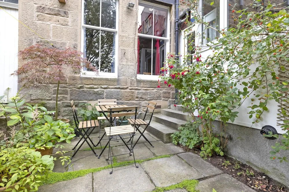 JOIVY 3 Bed Meadows Flat Near Castle & Royal Mile