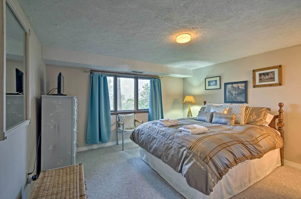 All-season Base w/ Views in Beech Mountain!