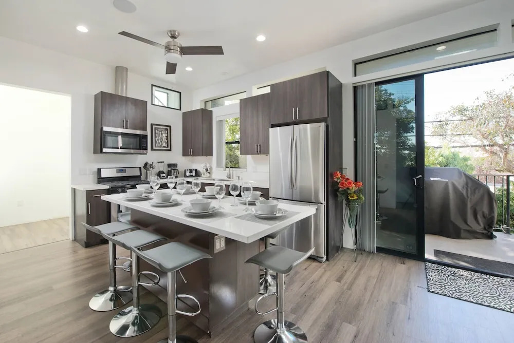 2nd Story Masterpiece In Venice Beach 4 Bedroom Home by RedAwning