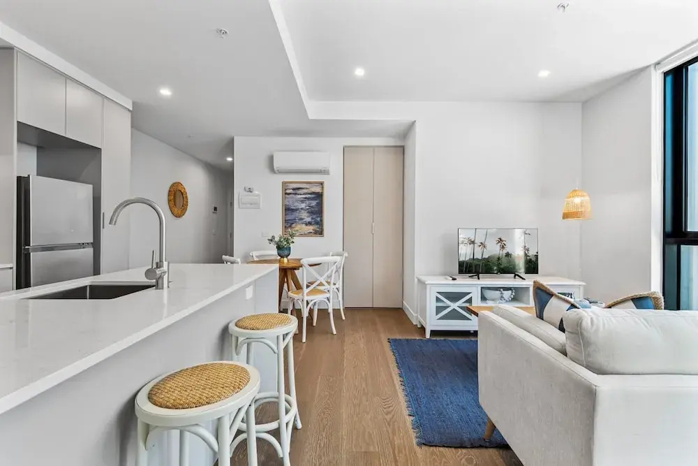 Elegant 1-bed by Shops With Rooftop Swimming Pool