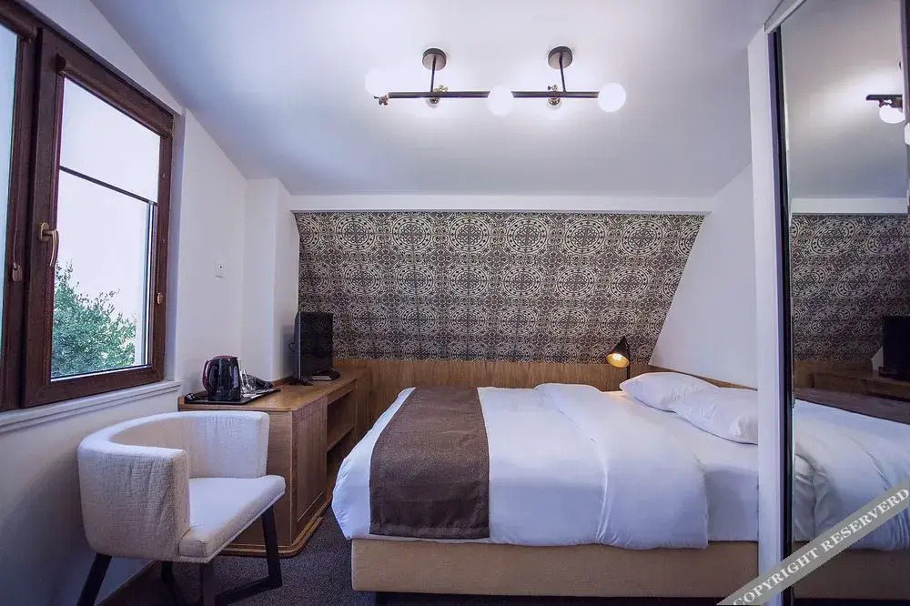 Crowns Hotel
