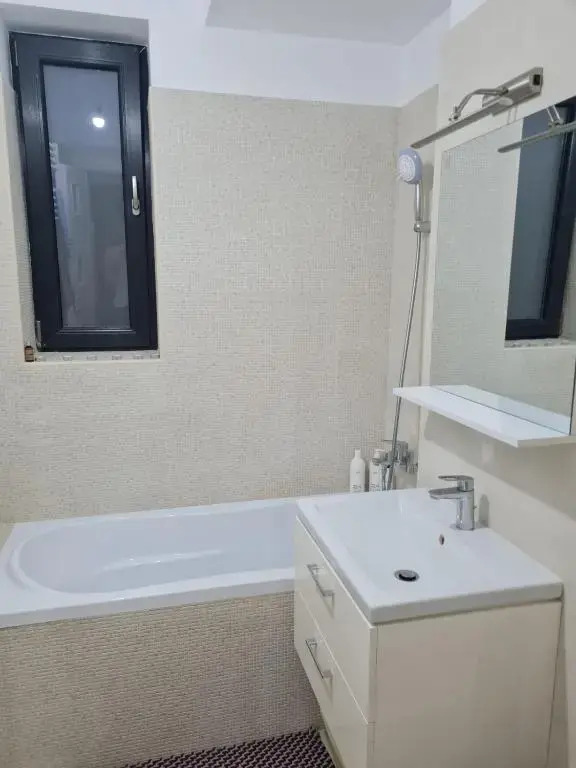 Deluxe 2 bedroom apartment with balcony and private parking