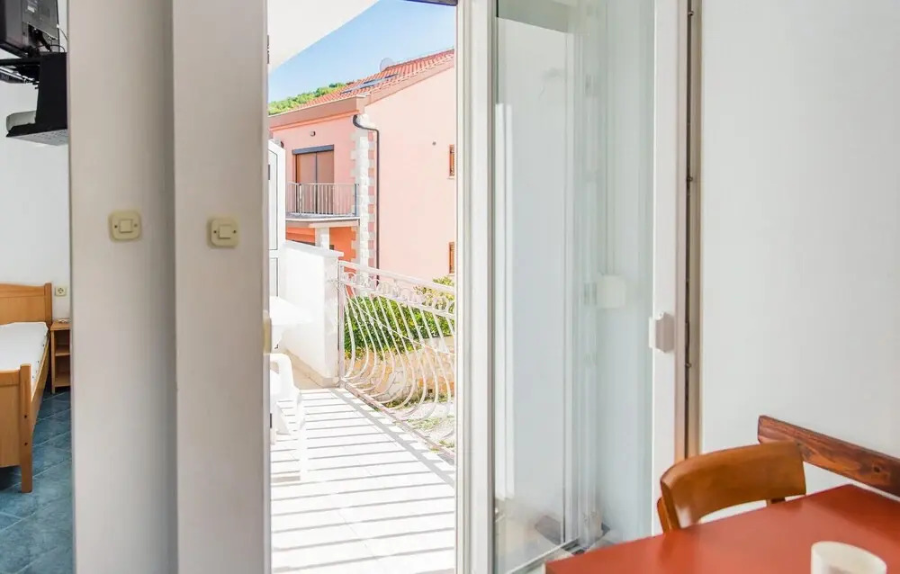 Stunning Apartment in Slatine With 1 Bedrooms and Wifi