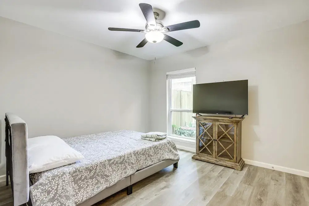 2 Mi to The Galleria: Uptown Houston Retreat!