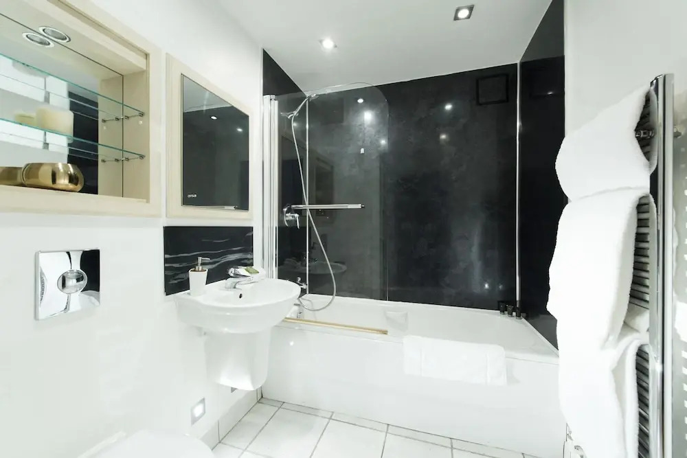 Peaceful & Modern 2BR Flat with Water Views
