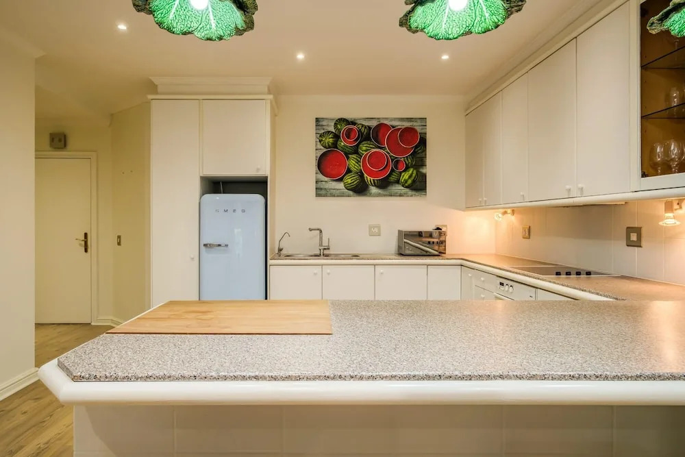 Contemporary Apartment Close to the Radisson Majolica