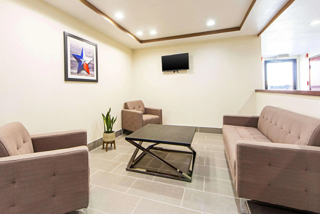 Econo Lodge Inn & Suites