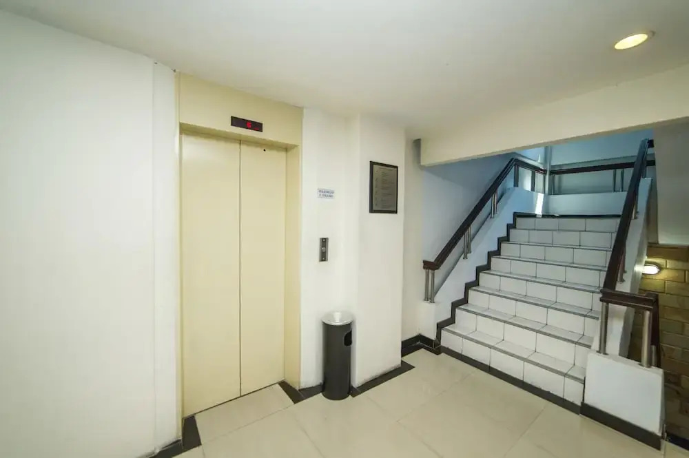 Airy Ratu Indah Ratulangi 17 Makassar
