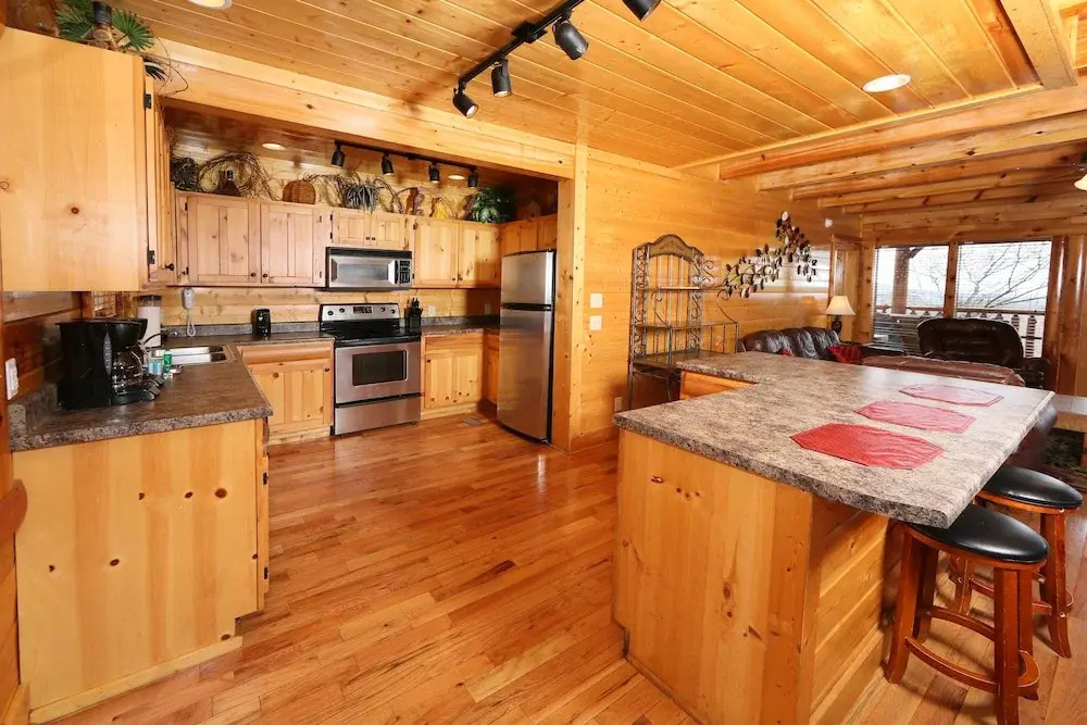 Rising Eagle Lodge - Eight Bedroom Cabin