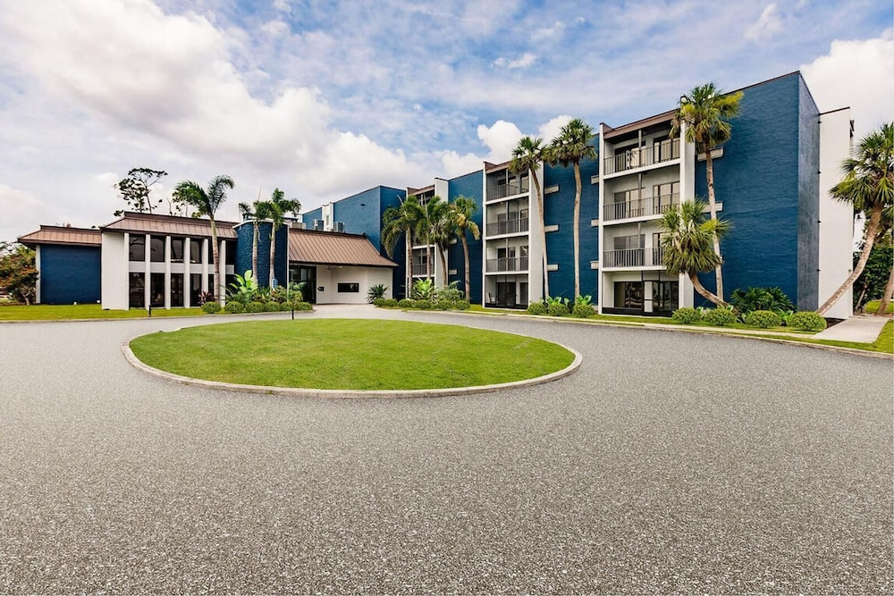 Landing Apartments Near HCA Florida Fawcett Hospital