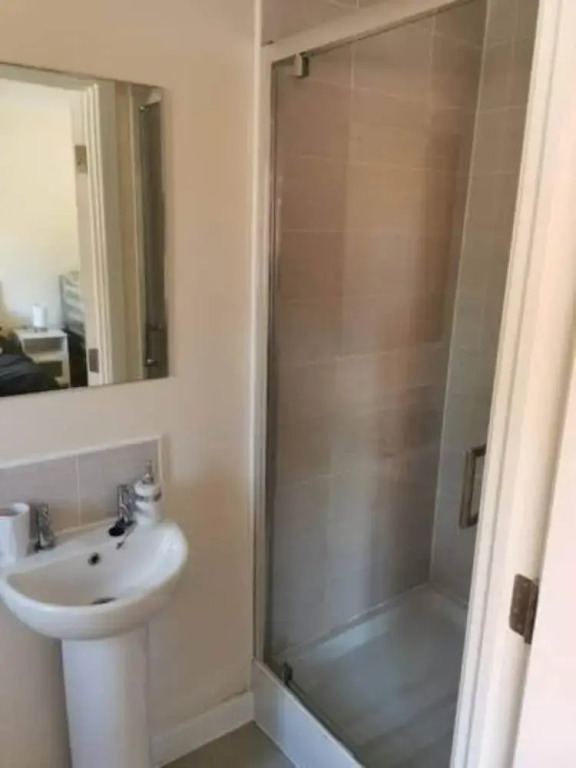 Entire 3 Bedroom House Manchester Free Parking