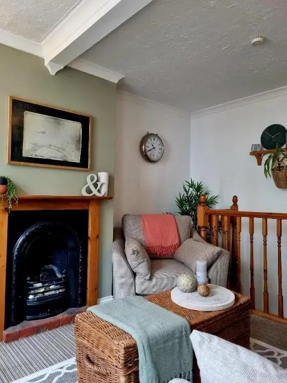 2 bedroom house within walking distance of town