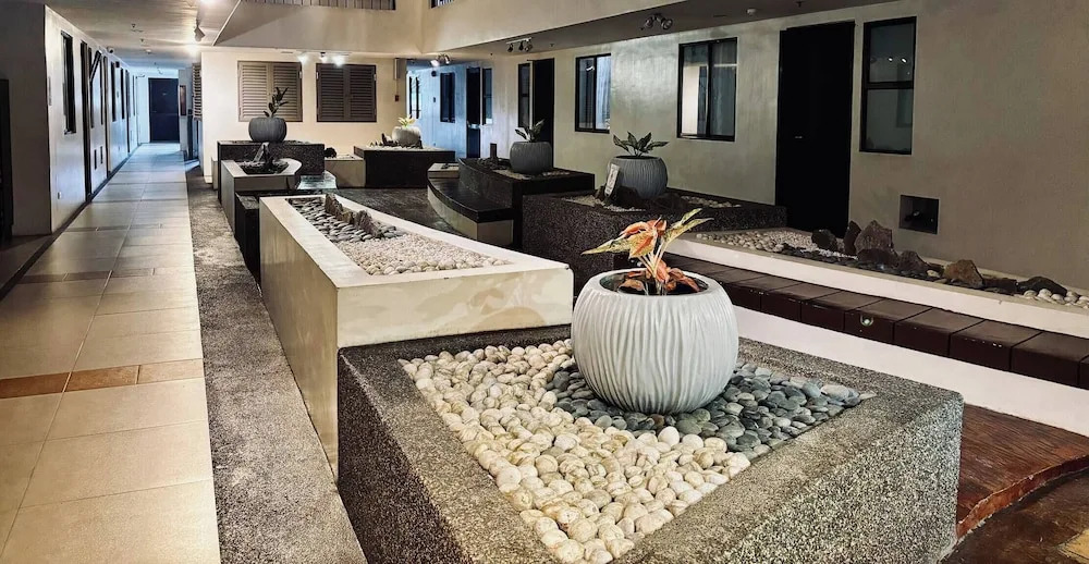 Spacious Central Davao City Getaway - Spacious Apartment With Shared Pool