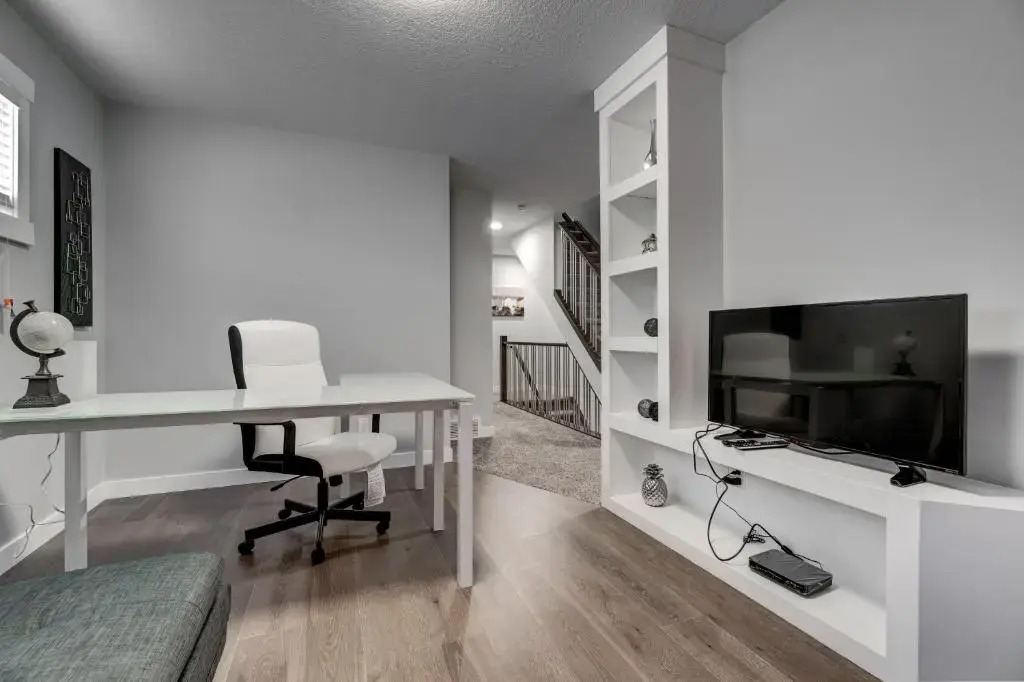 Three-Bedroom with Fireplace #41 Sunalta Downtown