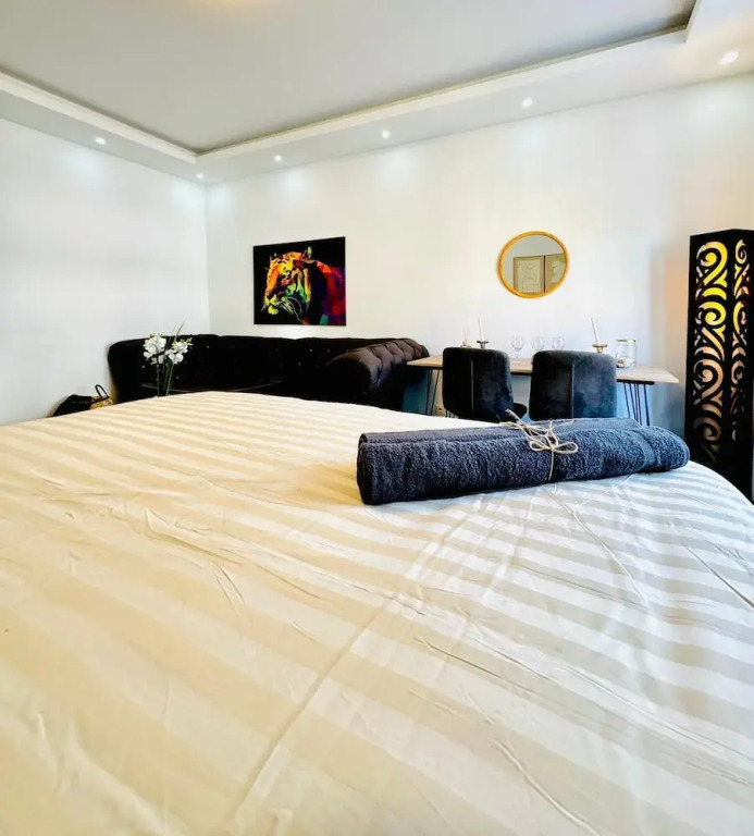Private Rooms in Spacious 7-Bedroom Apartment, Prime Location