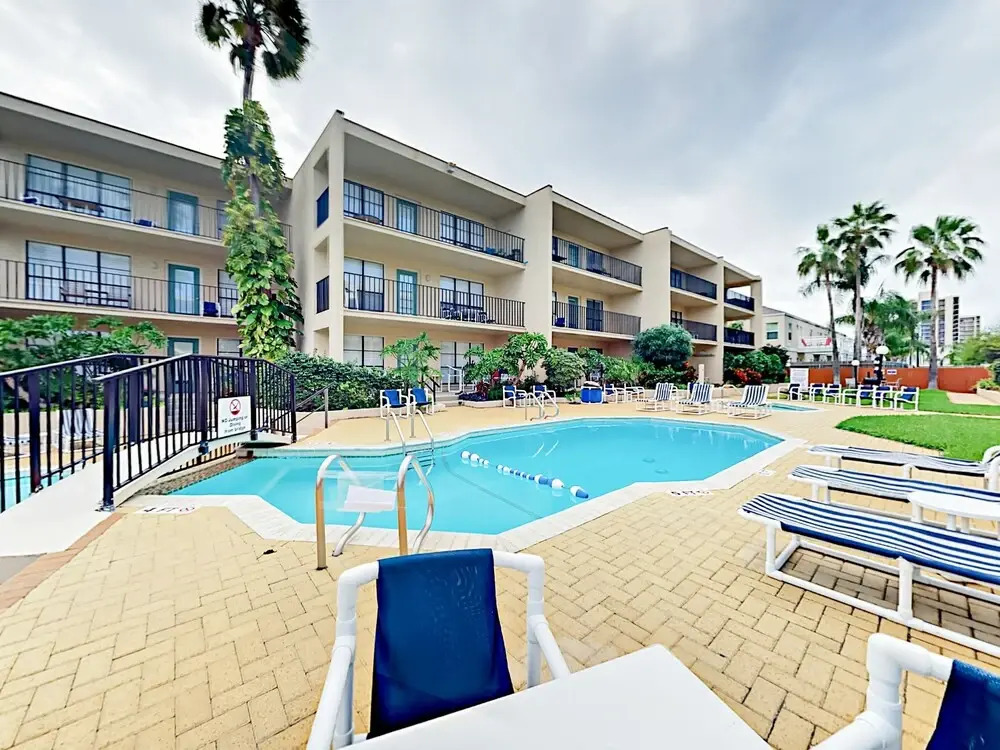 2BR w/ Pools & Gulf Views