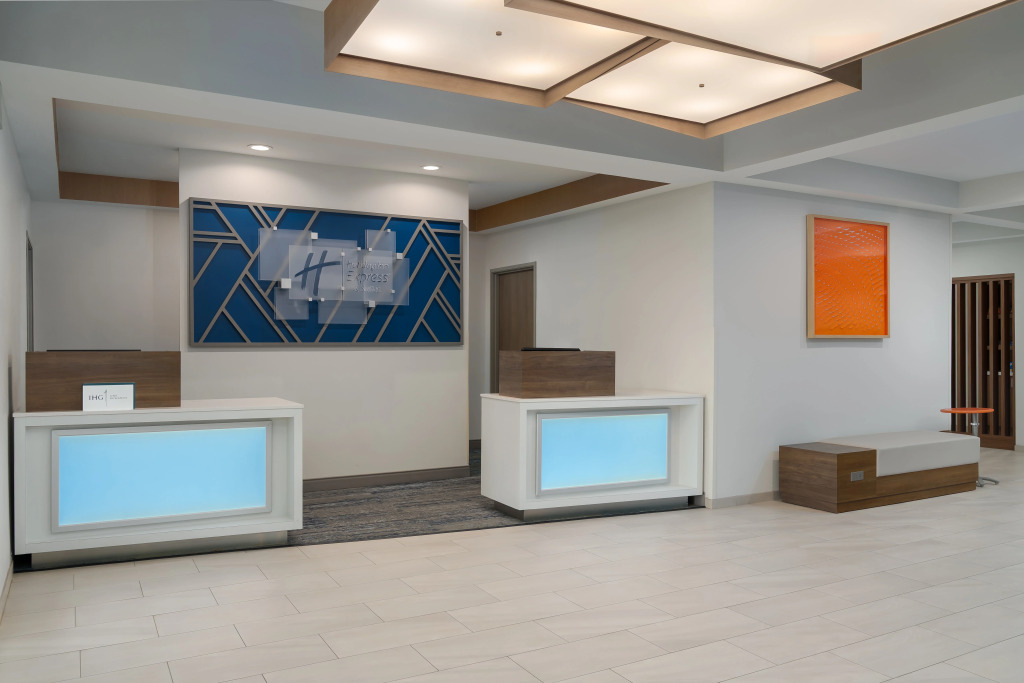 Holiday Inn Express & Suites Alexandria by IHG