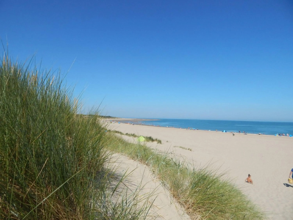 Wunderschoenes-freistehendes-Ferienhaus-an-der-See-Sauna-Strand-Yachthafen-WLAN