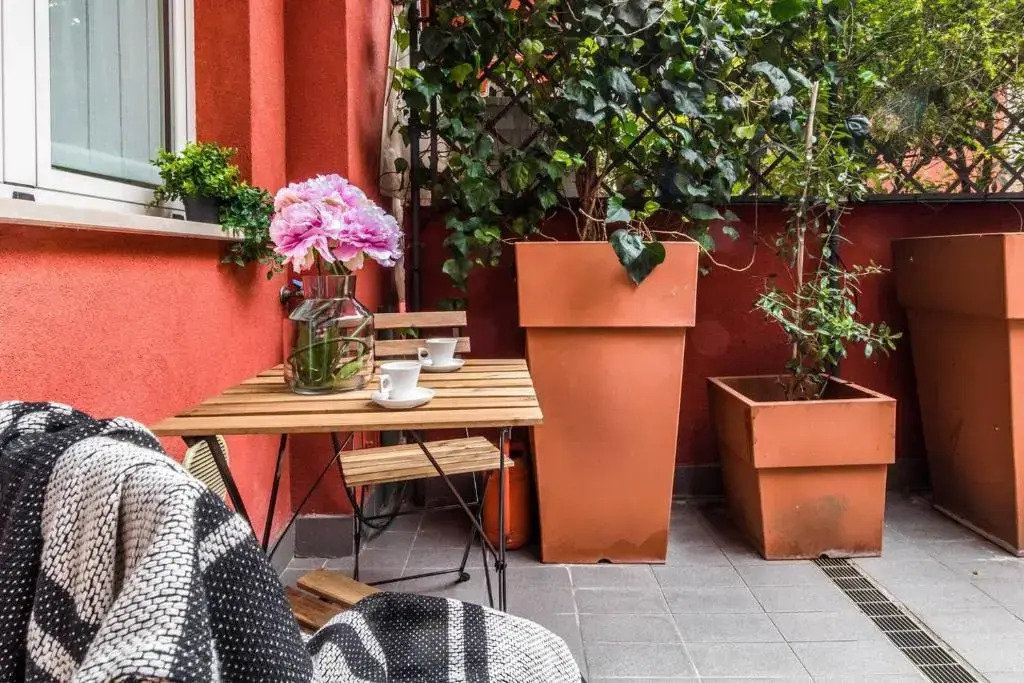 ALTIDO Charming Apt for 3 with Adorable Internal Garden
