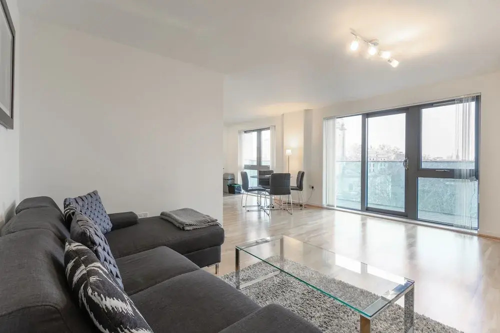 Modern 1 Bedroom Flat in Shadwell With Balcony