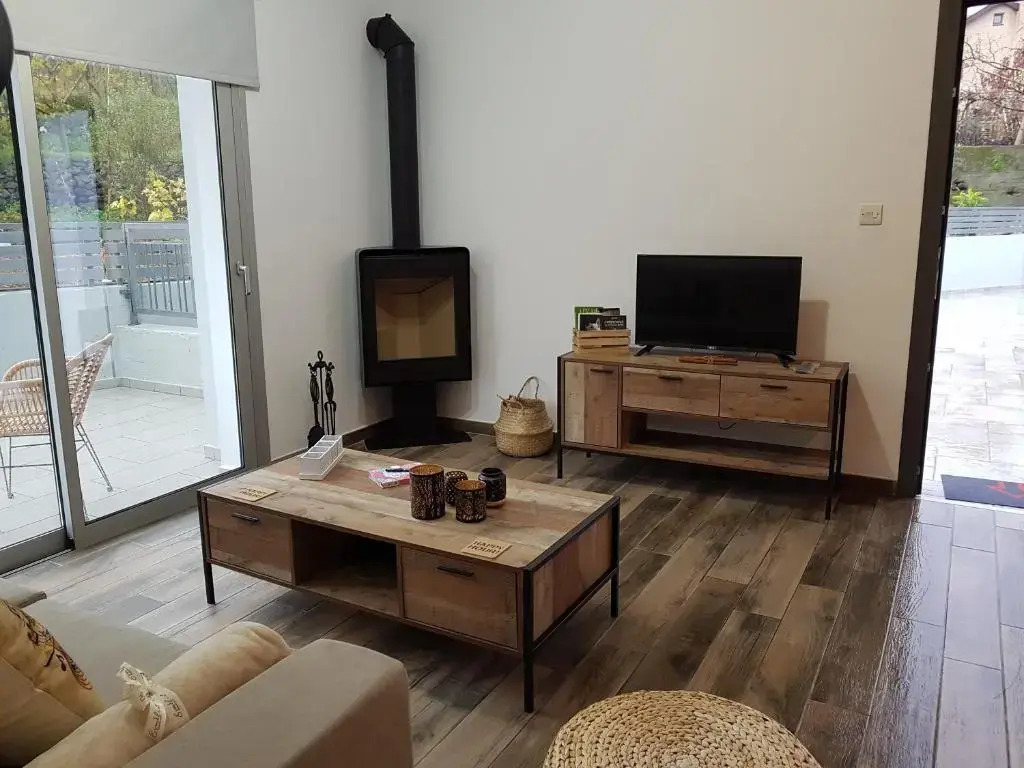 Evmelia Kakopetria Suites