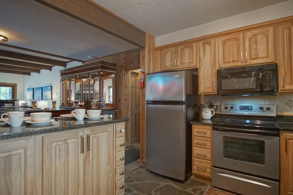 Whistlepunk #11: 2 Bedroom, 2 Bath: Wood Fireplace.central Location