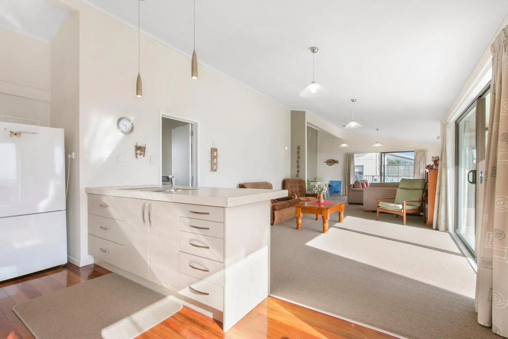 Sweeping Sea Views - Waihi Holiday Home
