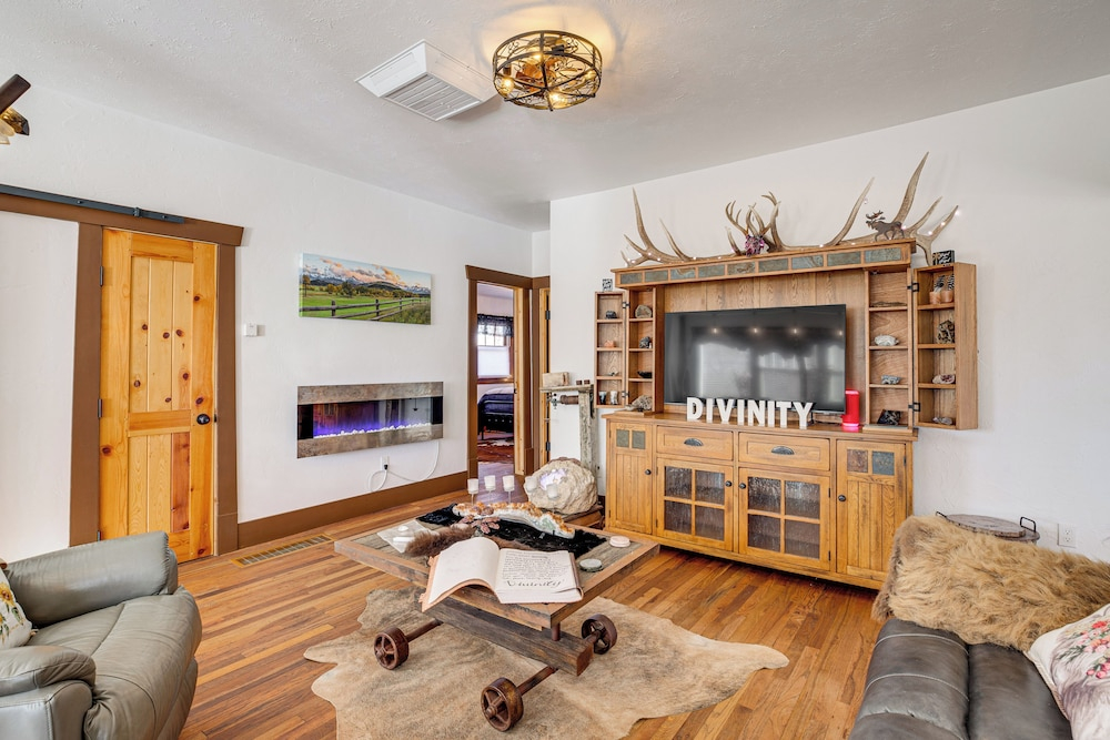 1 Blk to Main St! Crystal Connection Montrose Home