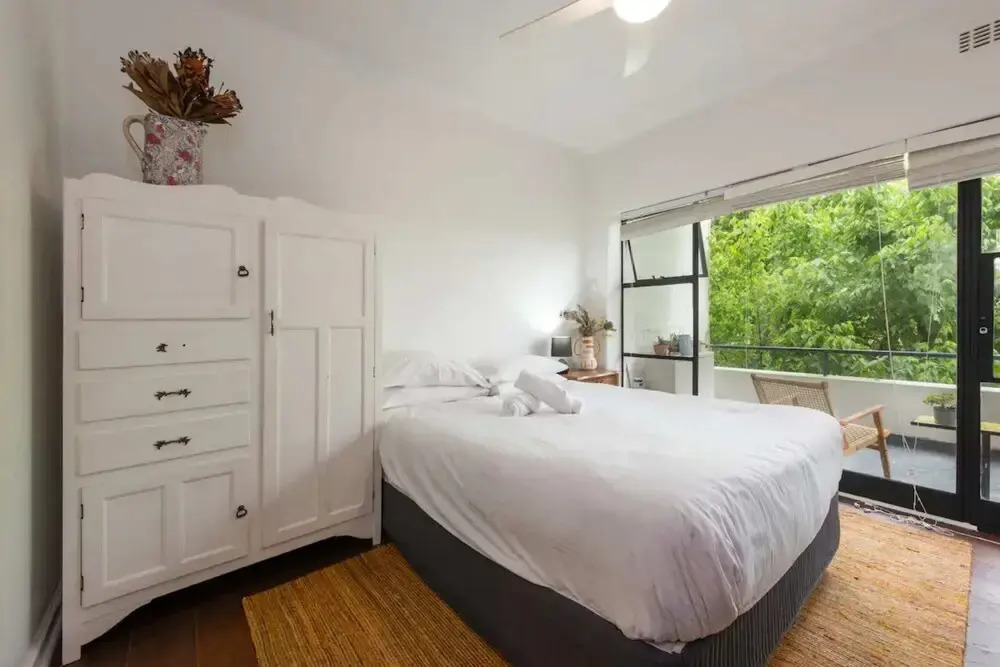 Mid-century 1 Bedroom Apartment on Albert Park With Parking