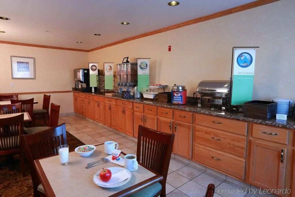 Country Inn & Suites by Radisson, Grand Rapids Airport, MI