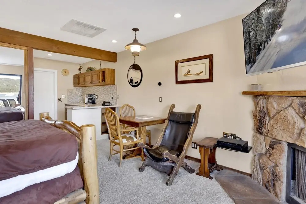 2250-forest Shores Lake View Condo Combo 3 Bedroom Home by RedAwning