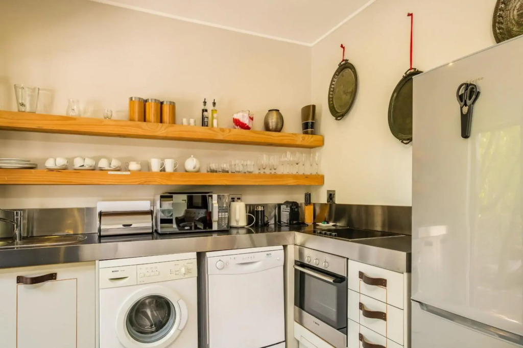 Lovely 1 Bedroom Apartment in Camps Bay