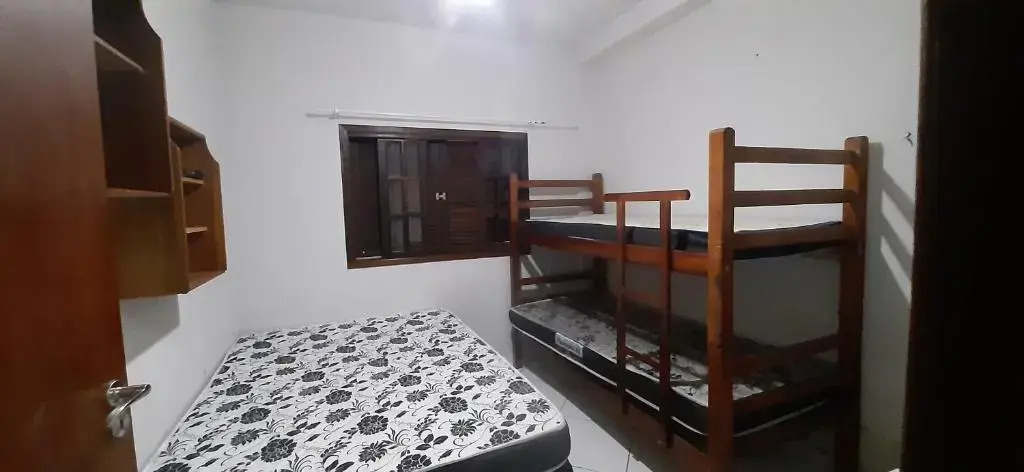 Casa incrível para locação em Bertioga com piscina a 80 metros da praia!