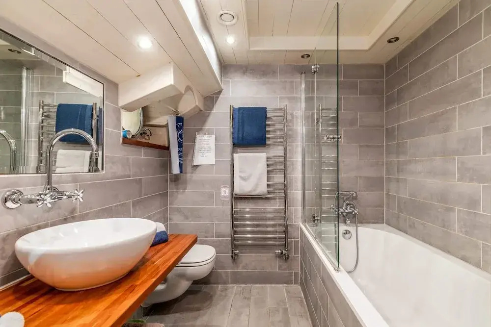 Luxury Canary Wharf House Boat Room 6