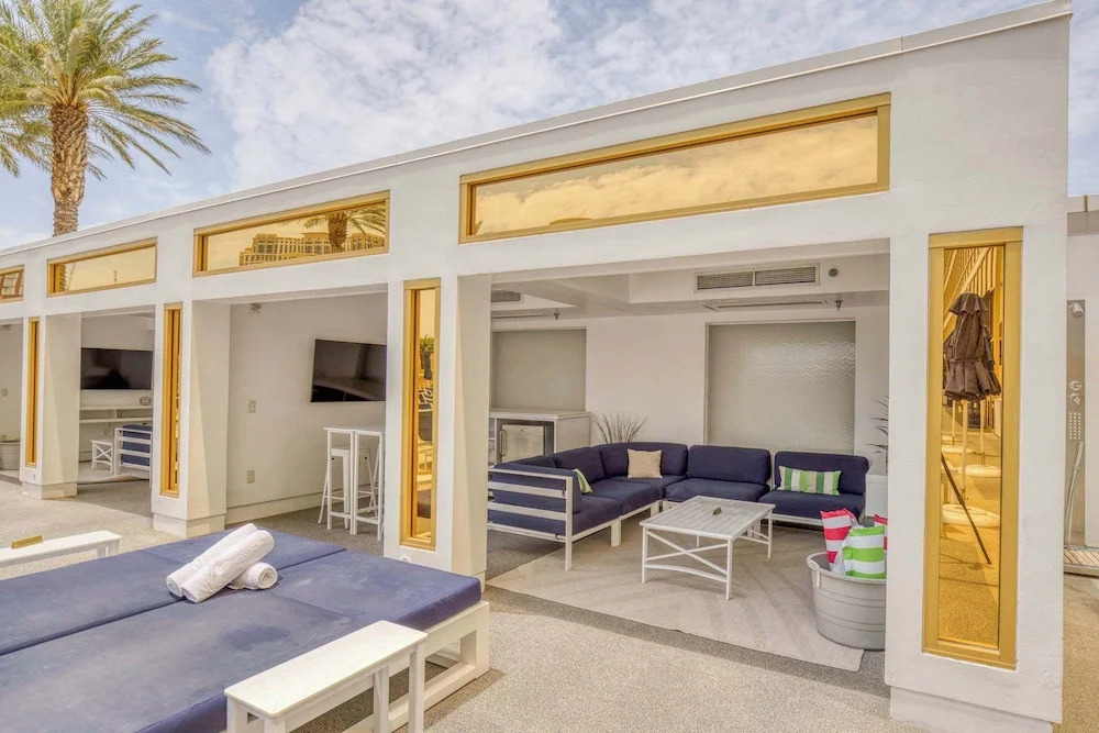 Stylish Renovated Studio at Trump Tower 2804