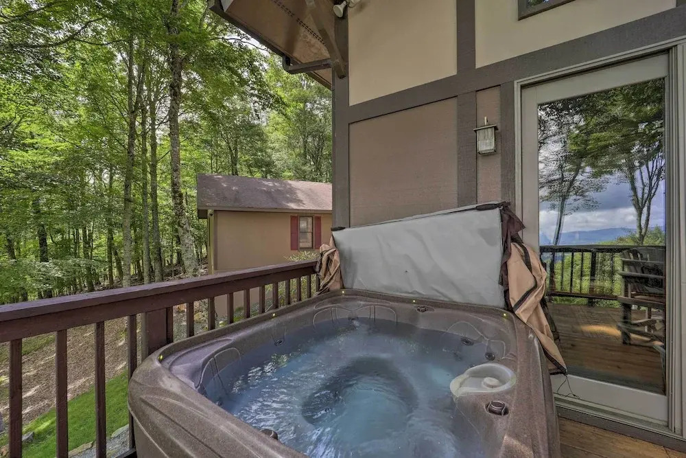 Hot Tub & Scenic Views: Beech Mountain Retreat