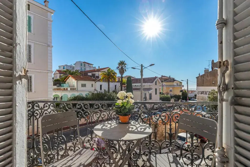 Bourgeois 3 bdrs & Large Terrace - 5mn from le Palaisdowtown