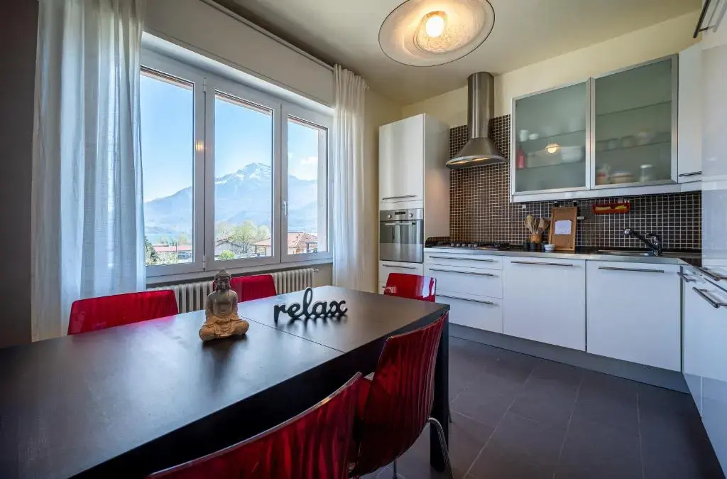 Lake view apartment with parking in Dongo - Larihome A26