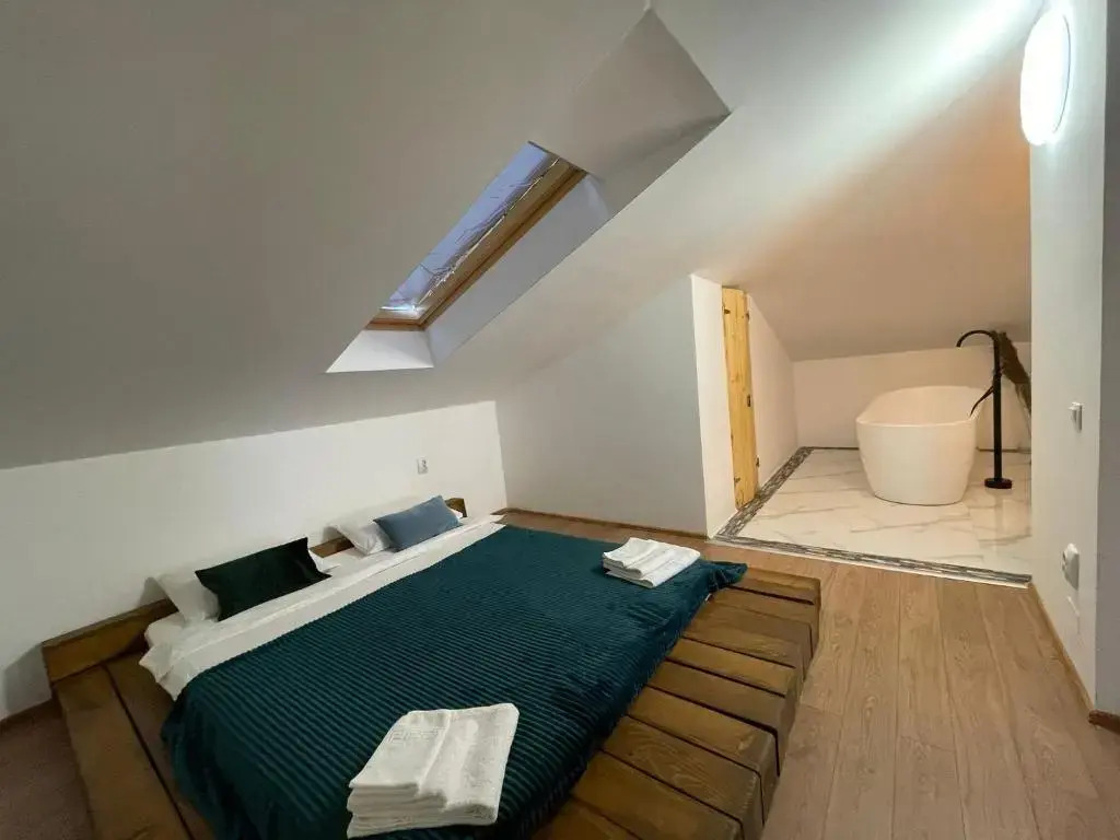 YamaLuxe Apartments - Luxurious attic with bathtub in the bedroom