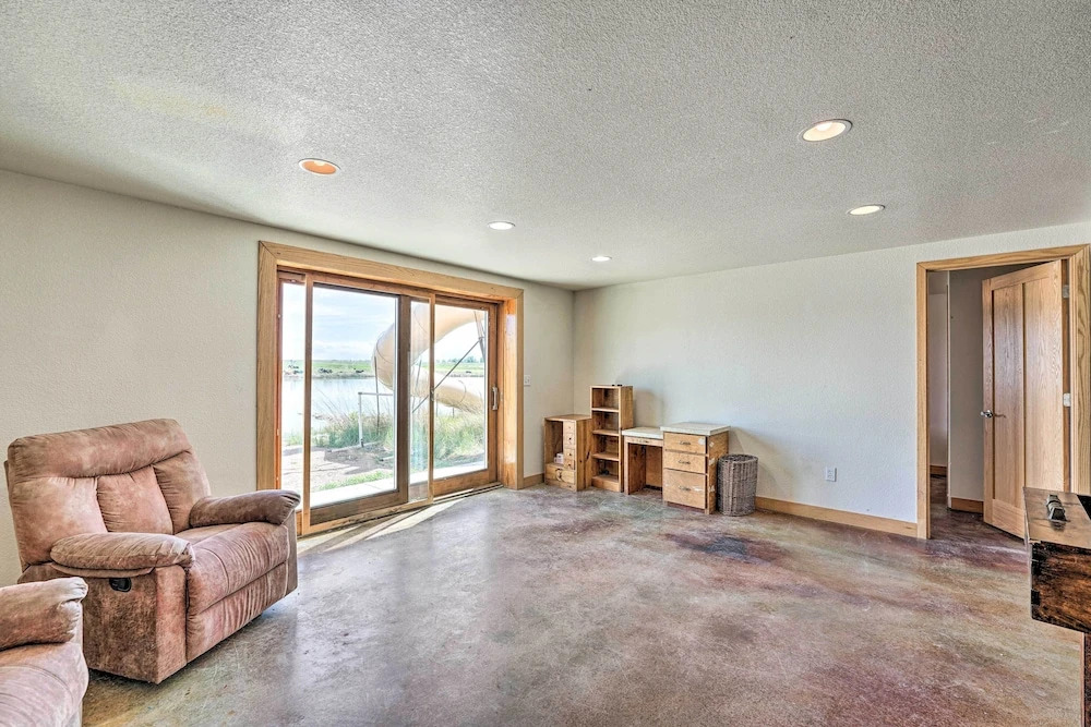 Lakefront Country Home w/ Waterslide & Trampoline!