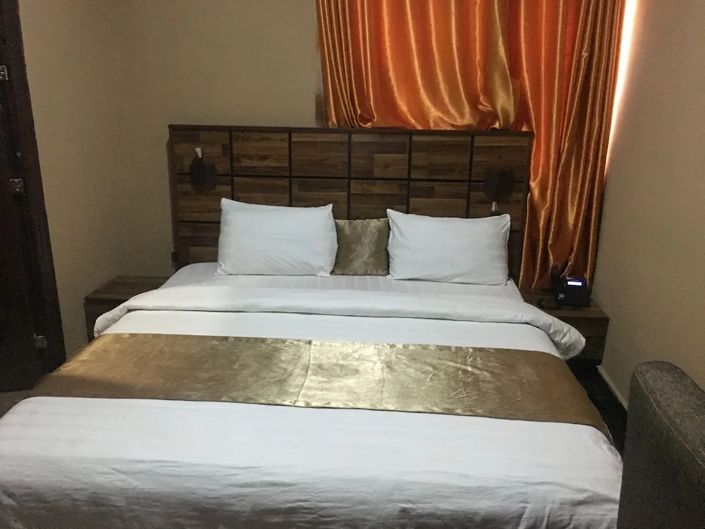 Momak 4 Hotel & Suites